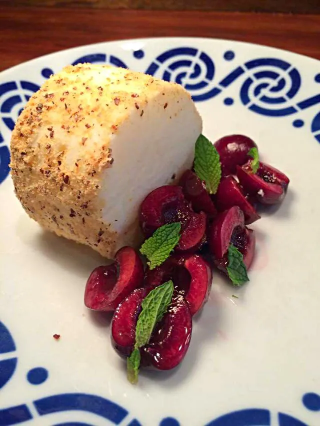 Merengada (Spanish soft serve ice cream with cherries and mint|CHUENCHAIさん