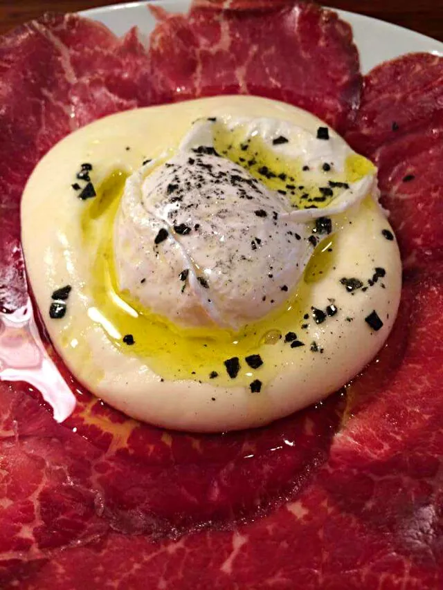 air dried Wagyu beef with poached egg topped with truffle foam|CHUENCHAIさん