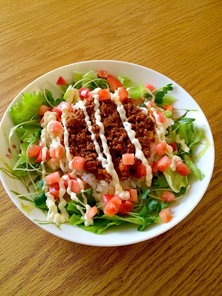 あまりの具材でタコライス (前日の晩ご飯だったので温玉なくて…)|ほぶまりさん