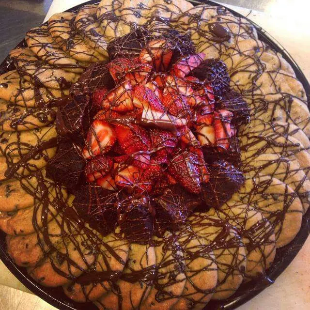 chocolate chip cookies, brownies, glazed strawberries drizzled in mint  chocolate syrup|CHUENCHAIさん