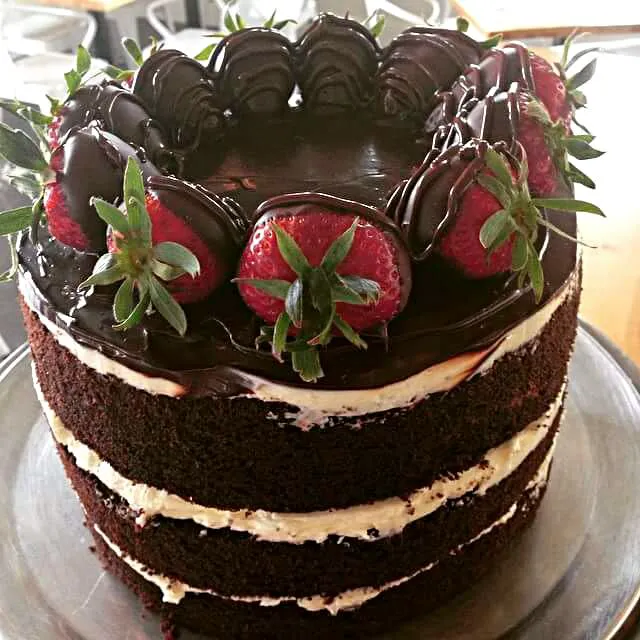 gluten free double chocolate cake topped with strawberries|CHUENCHAIさん