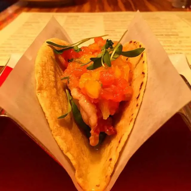 Snapdishの料理写真:lobster taco for dinner|CHUENCHAIさん