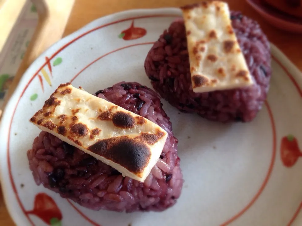 黒米の焼きおにぎり🍙酒粕乗せ🍶|かわちさん