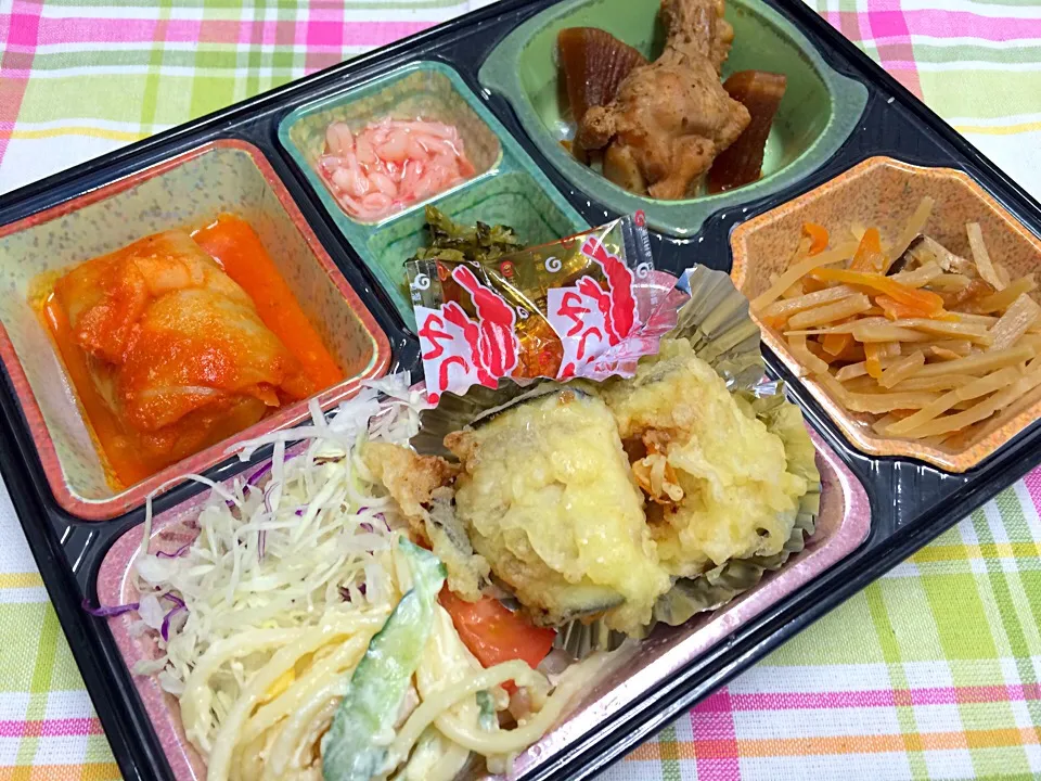 Snapdishの料理写真:手羽先と大根の味噌煮 日替わり弁当 豊川市宅配|Naokazu Kuritaさん