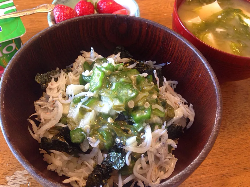 朝からズルズル！オクラ、山芋昆布のズルズル丼|さんだーさん