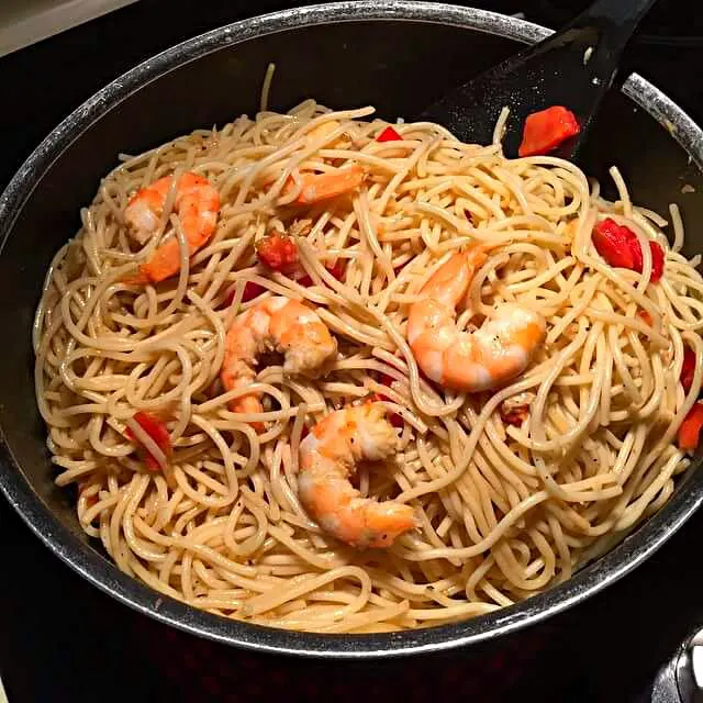 shrimp, pasta olive oil tomatoes|CHUENCHAIさん