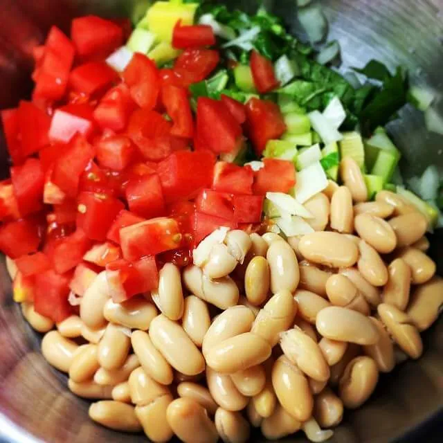 cannellini beans ,tomato, turnip greens onions celery|CHUENCHAIさん