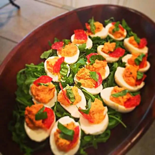 pepperoni pizza deviled eggs|CHUENCHAIさん