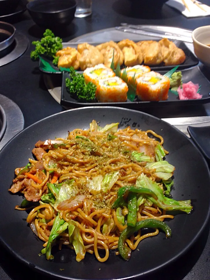 Yakisoba and california sushi|aiko takagiさん