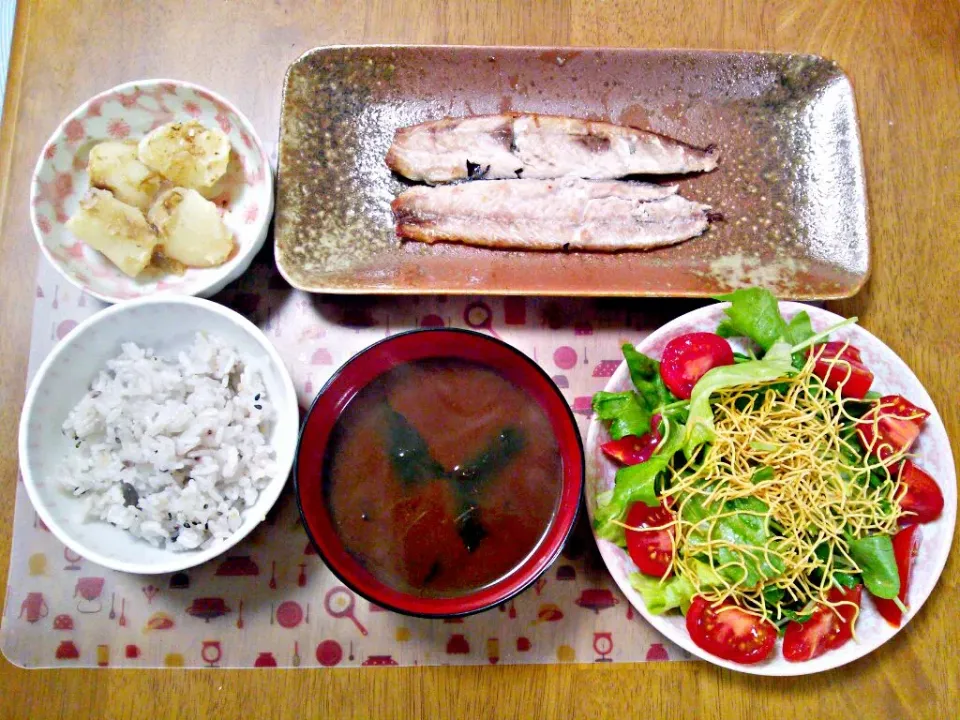 ４月20日 さんまの塩焼き じゃがいもの土佐煮っぽいもの パリパリ麺のせサラダ お味噌汁|いもこ。さん