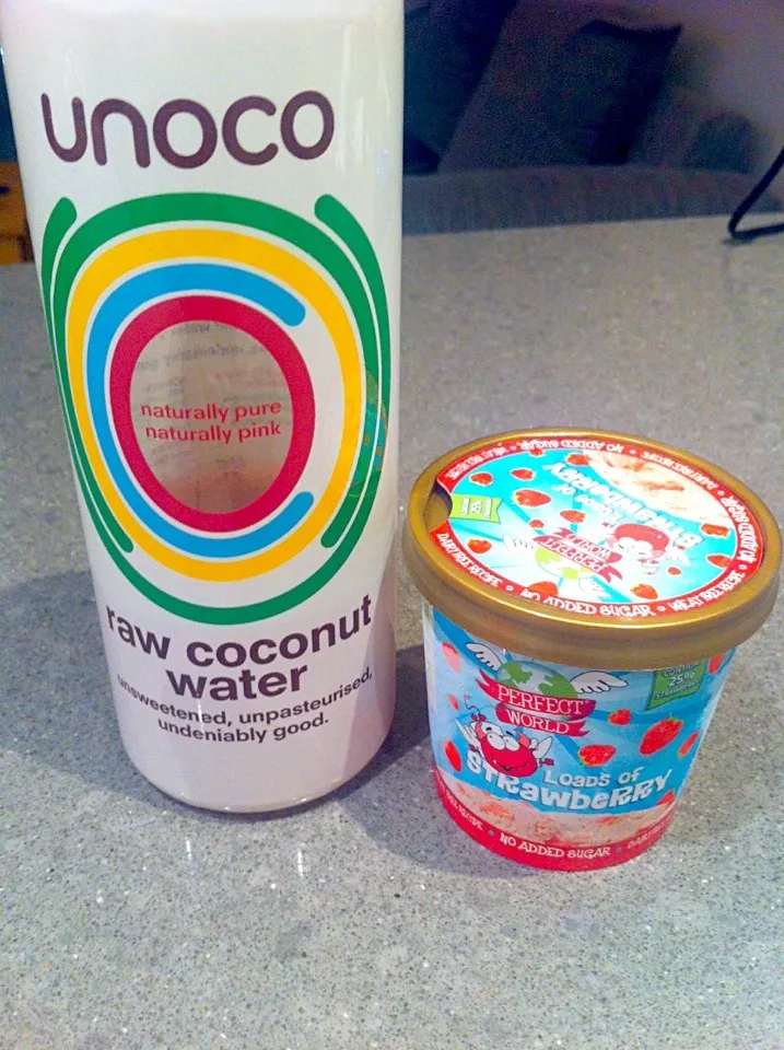 Vegetarian snacks - raw coconut water and non-dairy strawberry ice cream|🍓Jolejo🍓さん