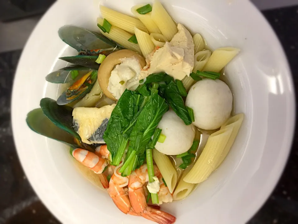 Simple Miso Seafood Pasta Soup|Colleen Teoさん