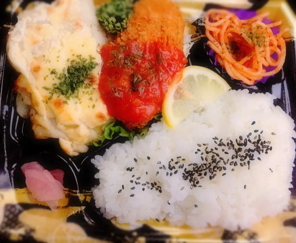 Snapdishの料理写真:お惣菜コーナーのお弁当(ﾉ)'ω`(ヾ) カニクリームコロッケ＆チキンチーズ焼き弁当 ￥499 ♪|Gigi Cafeさん