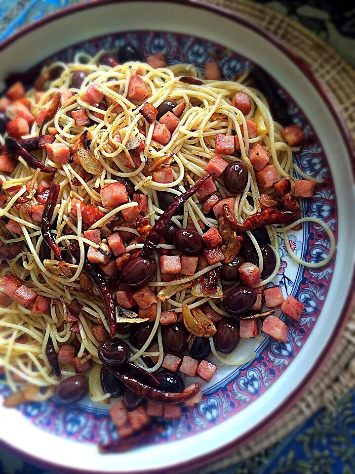 stir-fried spaghetti with dried chili and crispy bacon|jirawanさん