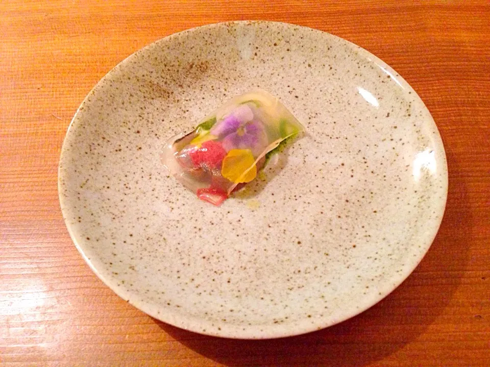鰤のスモーク 紅生姜のピュレ エディブルフラワー 昆布出汁のゼリー|ハギーさん