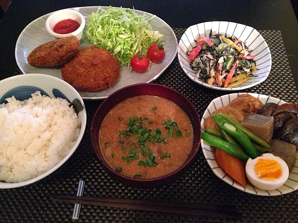 メンチカツ、ひじきサラダ、煮物、なめこと豆腐の味噌汁|ayumiさん