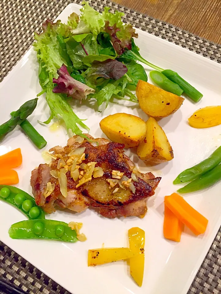 Snapdishの料理写真:旦那も大好き✨我が家の定番、チキンのカリカリ焼き🍗彩り野菜添え🍀🍃|まみりんごさん