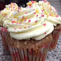 Snapdishの料理写真:Vanilla Cupcakes with Buttercream Frosting|Sharenetta Kellyさん