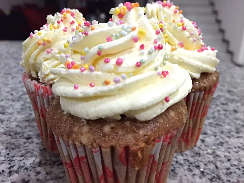 Vanilla Cupcakes with Buttercream Frosting|Sharenetta Kellyさん