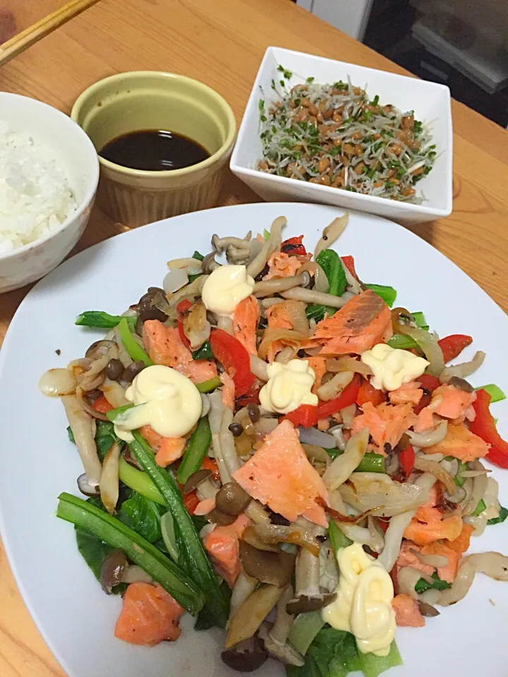 steamed veggies and salmon in ponzu sauce! and natto (permented beans)with  brocolli sprouts|Reiko Araiさん