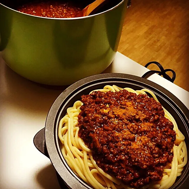 一晩冷やした極太パスタを水で戻し、グツグツしながら食べる石焼きミートソース|Masashi Minamiさん