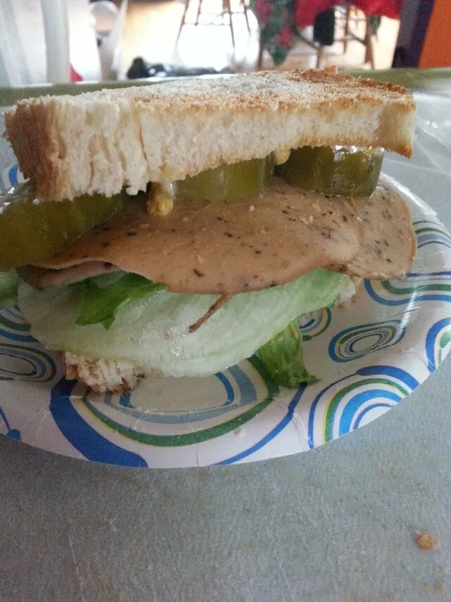 lunch.  peppered tofurkey with garlic dill pickles,  lettuce, mayo, and mUstard on buttered sour dough bread.|Polly Gelfusoさん