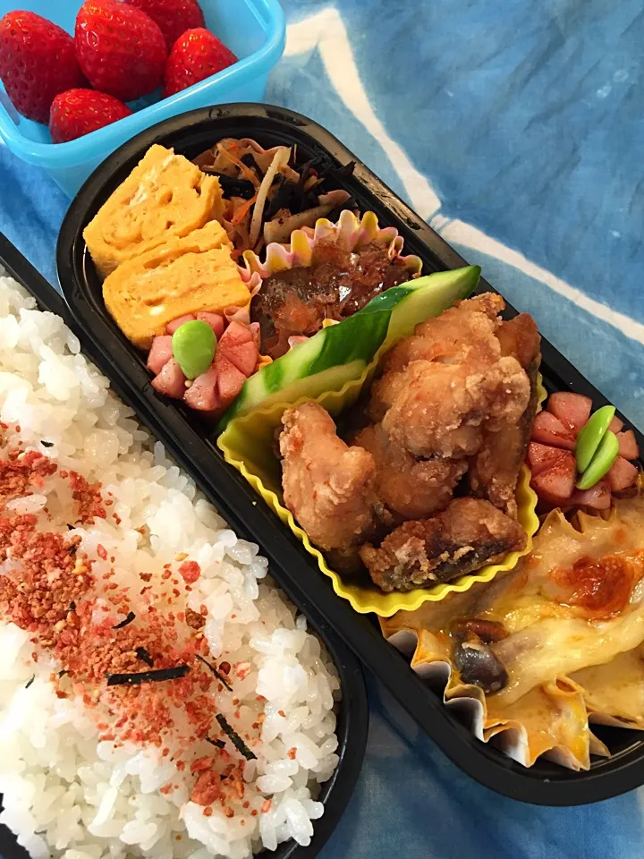 鯖の竜田揚げ弁当🐟ポテトグラタンパスタ入り ひじき こんにゃく甘辛煮 卵焼き ウィンナー  いちご🍓|asamisaraさん