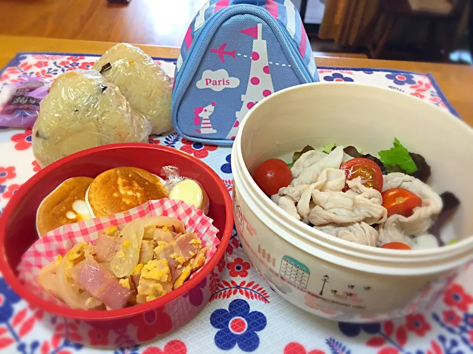 【女子中学生のお弁当】豚しゃぶサラダ たけのこご飯おにぎり 新玉とベーコンの炒り卵|Reikoさん