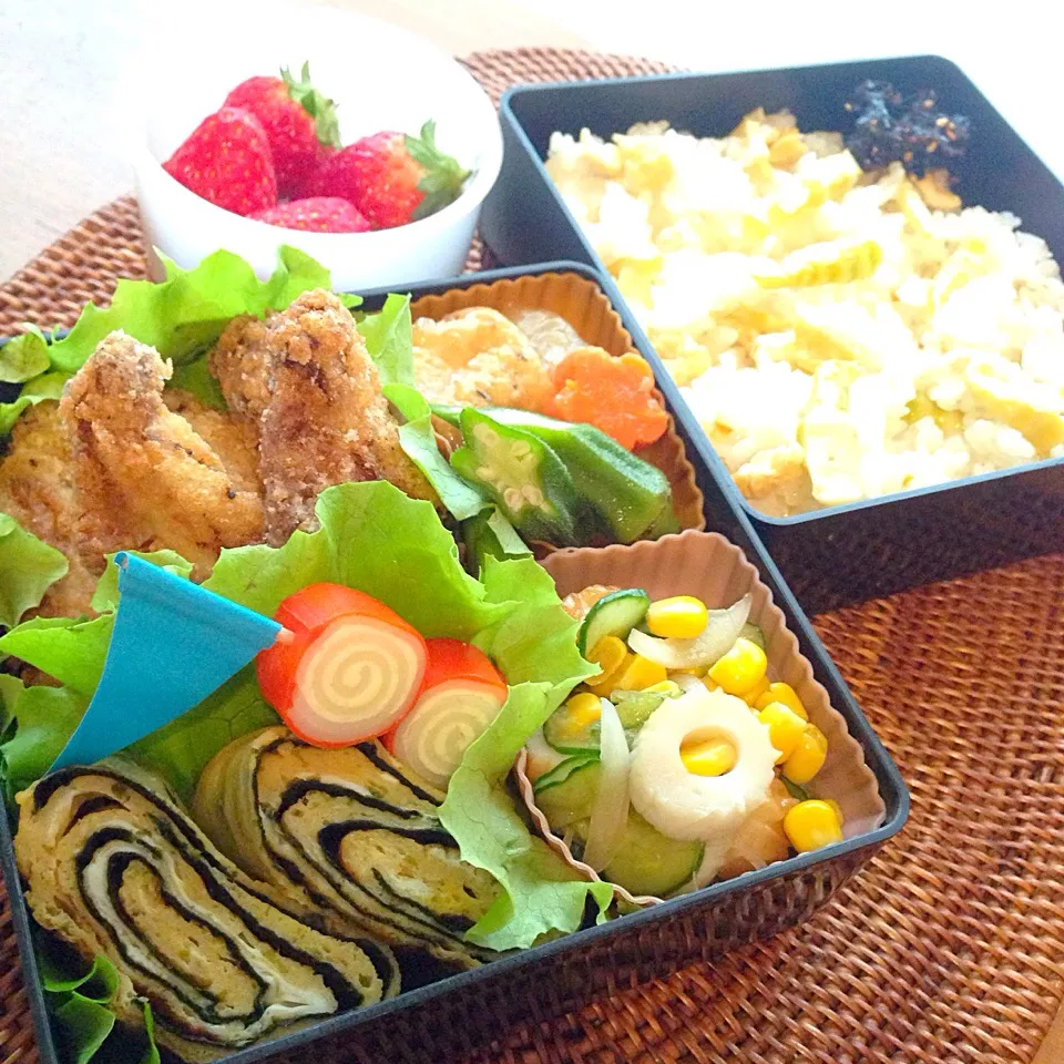 中1男子弁当🍱今日から野球部朝練⚾️お腹減るだろうな〜と多めにしたら、「多くね⁉️」とやっぱり言われました😅根曲がり竹のタケノコ御飯、手羽中のから揚げ、のり卵焼き、煮物、和え物、いちご🍓|アイさん