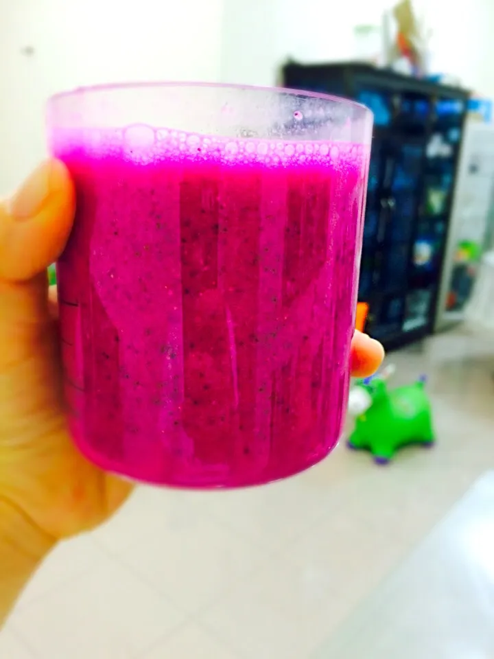 Dragon fruit oat meal smoothies|wu lan lieさん