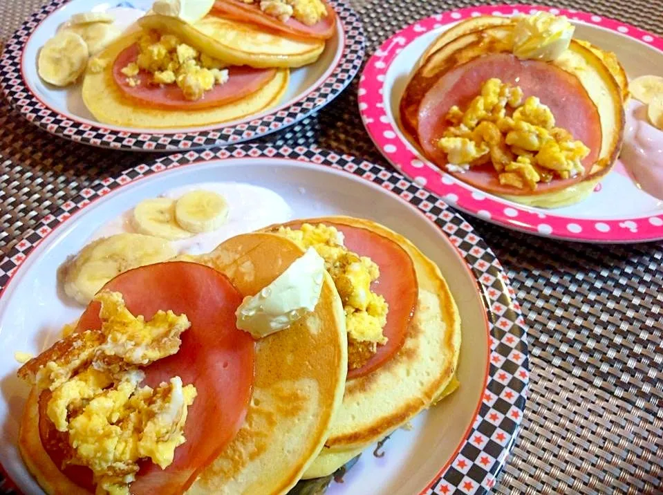 子供達の朝ごはん。 みんなの大好きなパンケーキとブールベリヨーグルト kids breakfast|松下ジェニファーさん