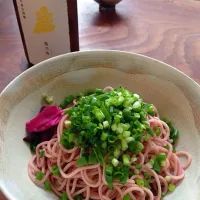 Snapdishの料理写真:昼からのさくらぶっかけそば。京都の柴漬けを添えて。蕎麦にはポン酒でしょう？なかなか手に入りにくい新政酒造をいただいた！新鮮命の新政にしては保存できそうなオークの香り。|kayさん