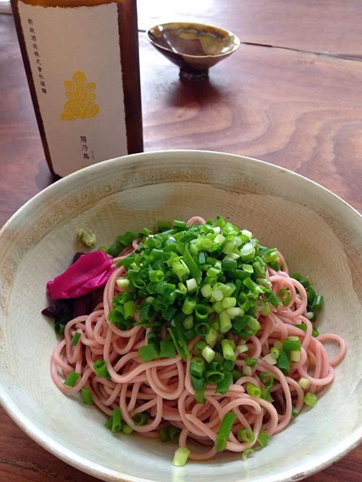 昼からのさくらぶっかけそば。京都の柴漬けを添えて。蕎麦にはポン酒でしょう？なかなか手に入りにくい新政酒造をいただいた！新鮮命の新政にしては保存できそうなオークの香り。|kayさん