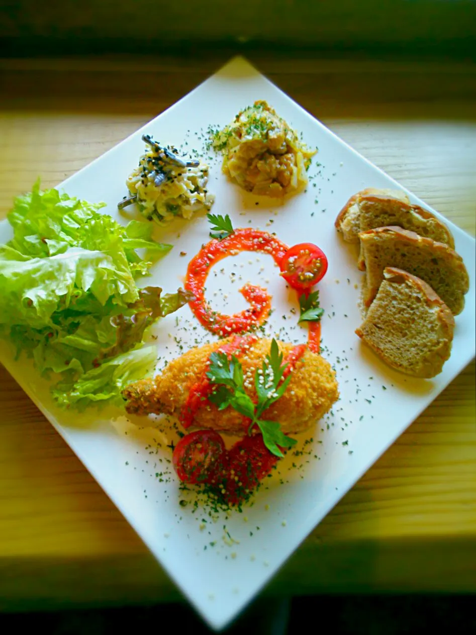 本日の楽菜デリプレート

アスパラと里芋のパネ
春キャベツのしょうが焼き風
ワラビと切り干し大根の葉わさびマヨネーズ和え

スープ

エコライフカンパニーの八分つごはん　みずのわ特製の黒米入り
or
ごぱん屋うっでぃーの蒸したてプリップリ『ごぱん』|Ikushiro Kusanoさん