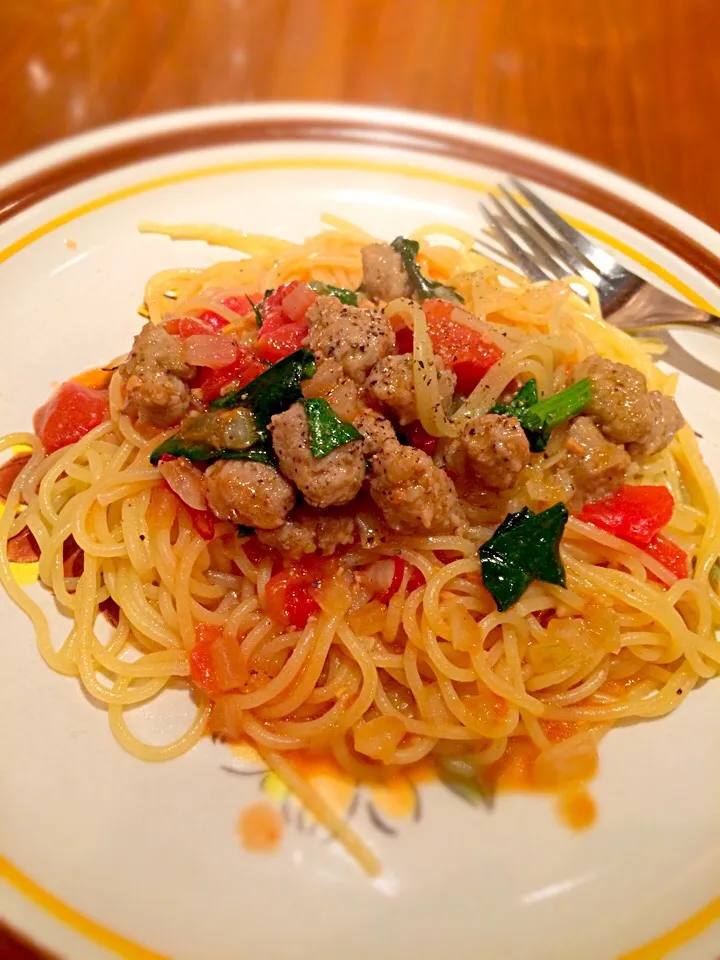 Snapdishの料理写真:イタリアンソーセージとトマトのペペロンチーノ🍝|しおんさん