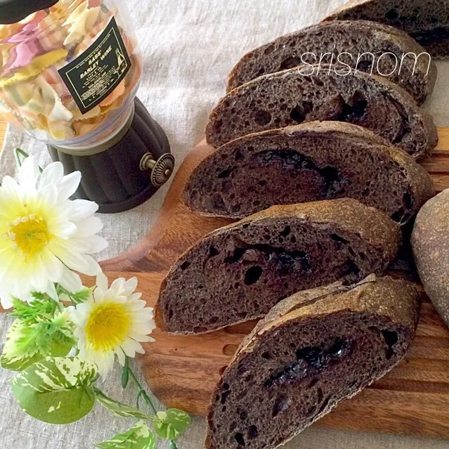 Snapdishの料理写真:初♡レーズン酵母ストレートでチョコチップ入り黒フランス|なおさん