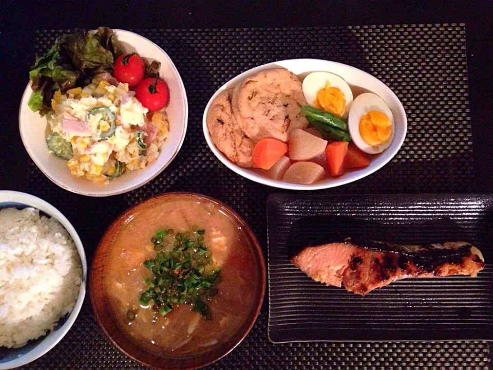 鮭の西京焼き、煮物、コーンポテサラ、豚汁|ayumiさん