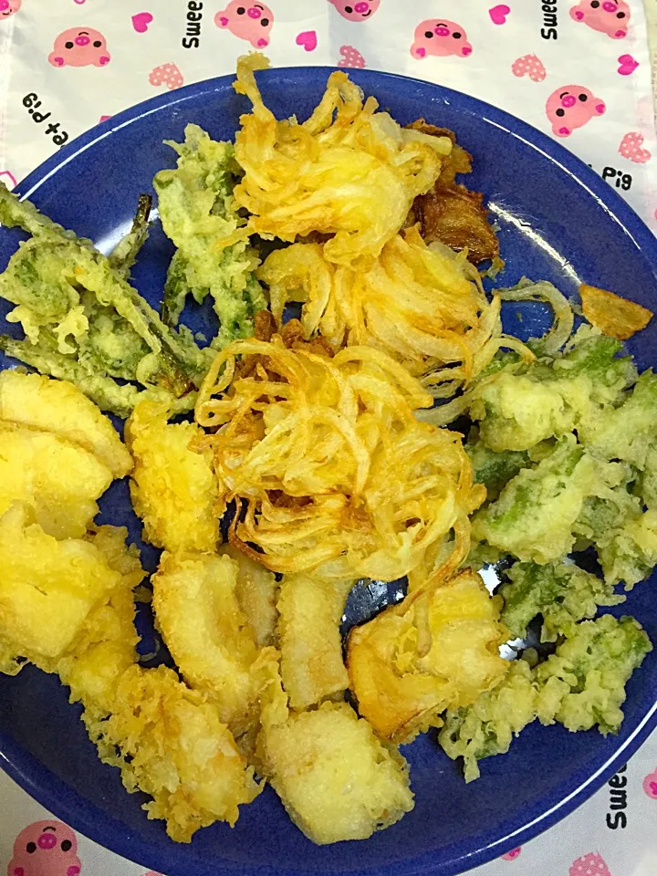 Snapdishの料理写真:山菜の天ぷら 新玉もついでに(^.^)|Junko Teramotoさん