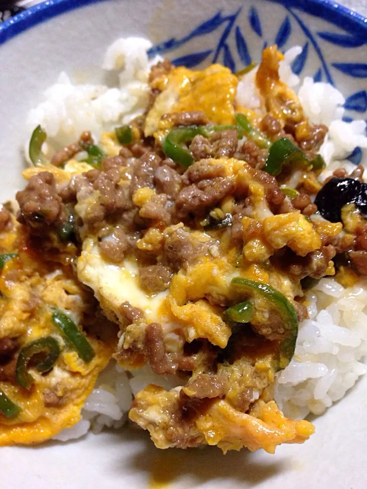 Snapdishの料理写真:ひき肉と卵のすき焼き風丼|🐶たぬとんキッチンさん