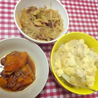 Snapdishの料理写真:親子丼と南瓜のそぼろあんと春雨炒め🎃|すずさん