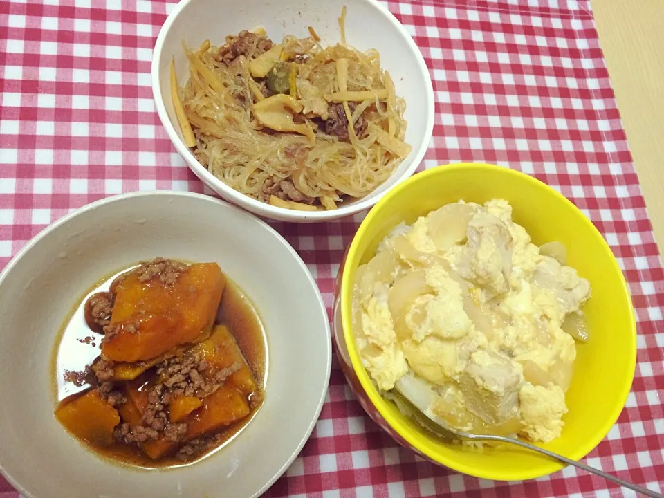 Snapdishの料理写真:親子丼と南瓜のそぼろあんと春雨炒め🎃|すずさん