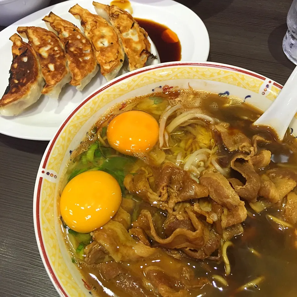 Snapdishの料理写真:ラーメン 肉入、肉ギョーザ(5個)|maixx ใหม่さん