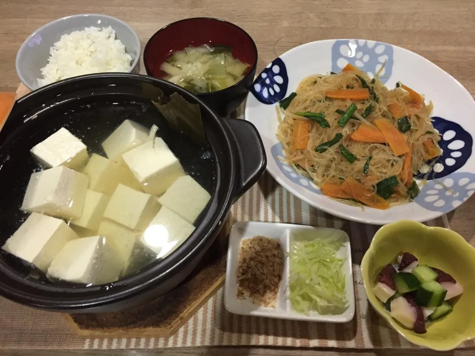 湯豆腐・春雨と野菜のピリ辛炒め・タコ頭とキュウリの酢の物・青梗菜とキャベツの味噌汁|まーままさん