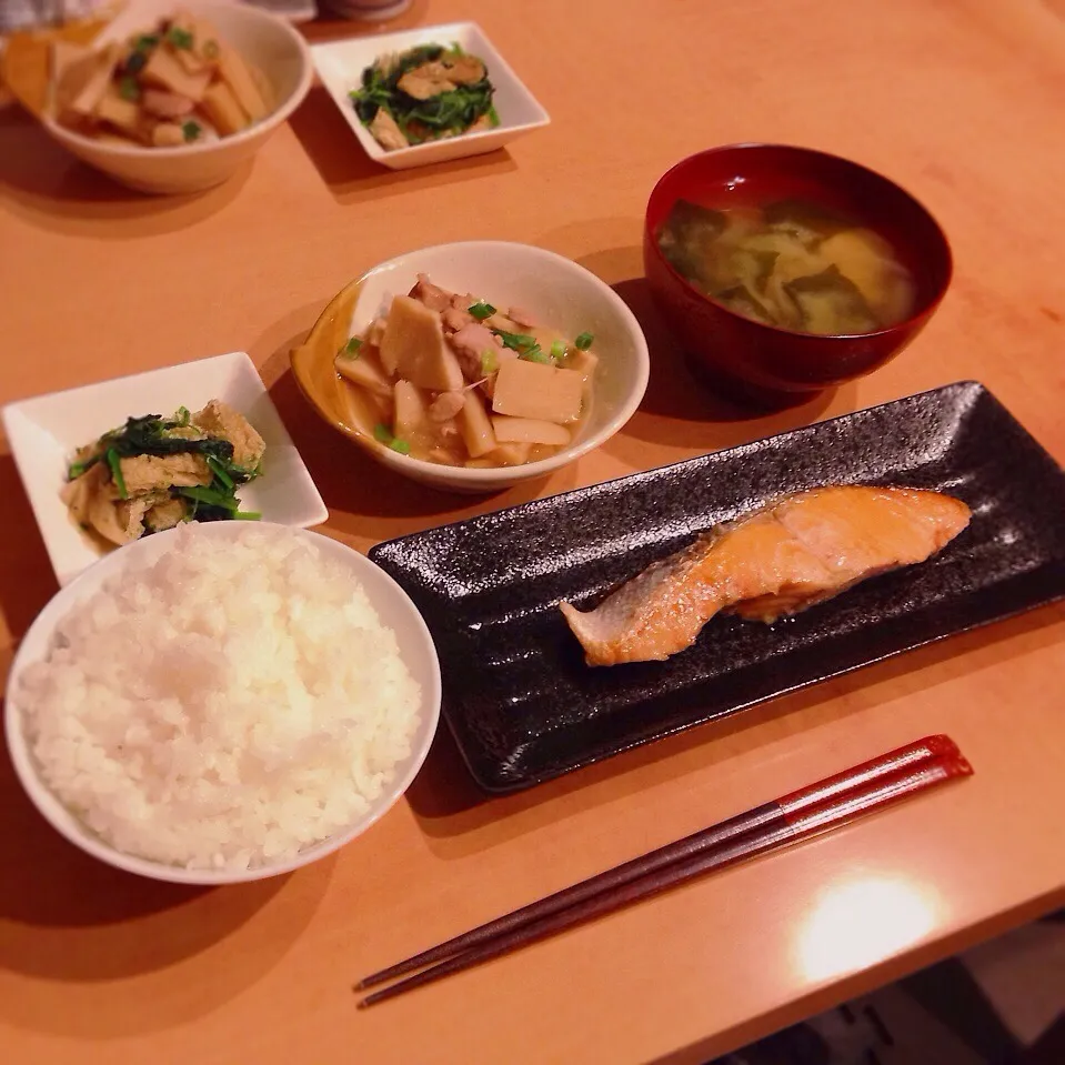 Snapdishの料理写真:鮭の塩焼き、筍と鶏肉の煮物、ほうれん草と油揚げのお浸し、新玉葱とワカメの味噌汁|はるさん