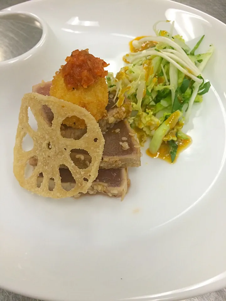 Seared Tuna w/ Bol Choy salad  tempura lotus root, fried quail egg and house made kimchi|Milka Papricaさん