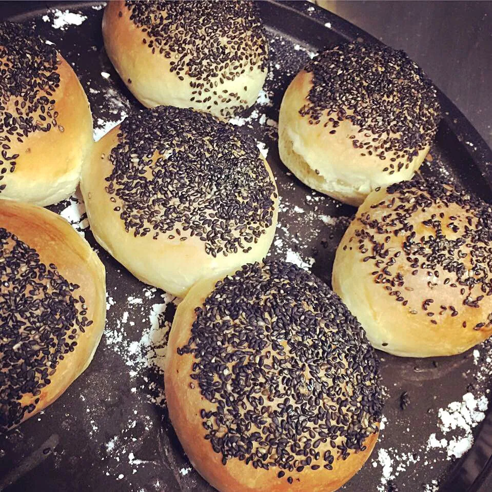 Snapdishの料理写真:Sourdough bun with black sesame topping ~|purplecloudさん