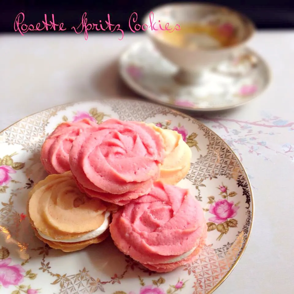 Snapdishの料理写真:Spritz rose cookies with marshmallows fillings|purplecloudさん