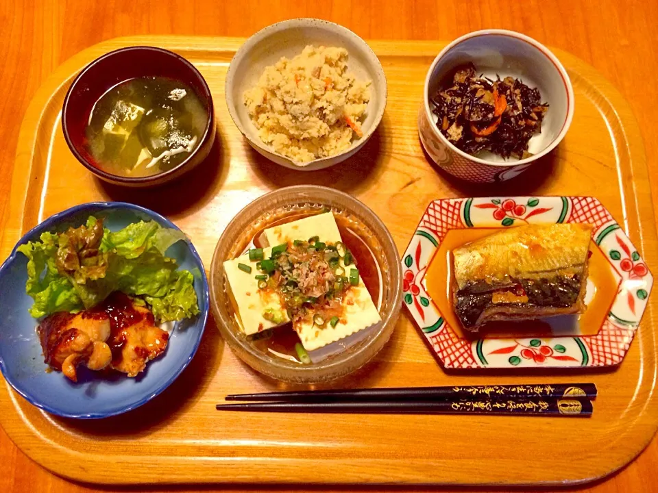 サバの味噌煮、冷奴、鶏の治部煮、卯の花、ヒジキ煮、ワカメとお豆腐のお味噌汁|yuyusuzuさん