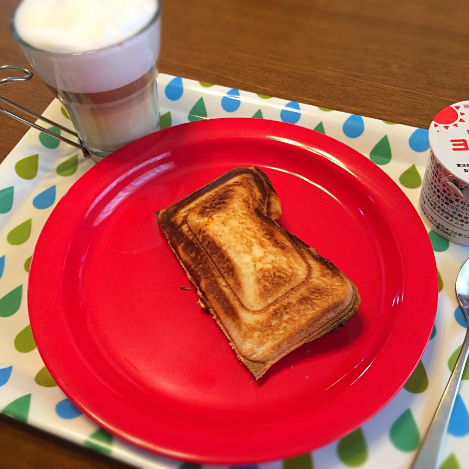 Snapdishの料理写真:ホットサンド ヨーグルト カフェラテ|さるさん