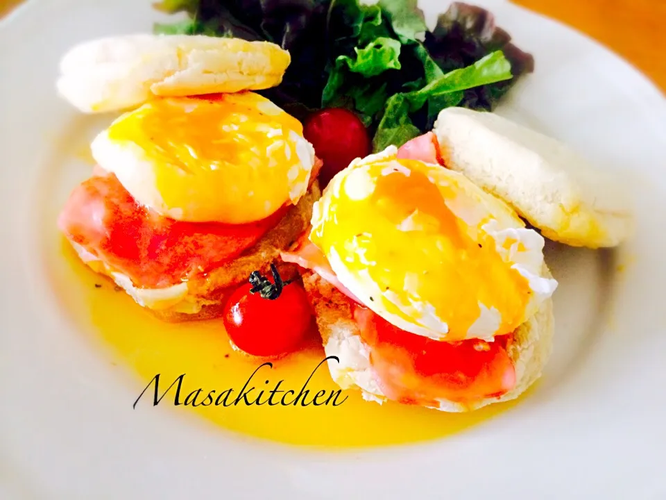 Snapdishの料理写真:Eggs Benedict for breakfast|Masakiさん